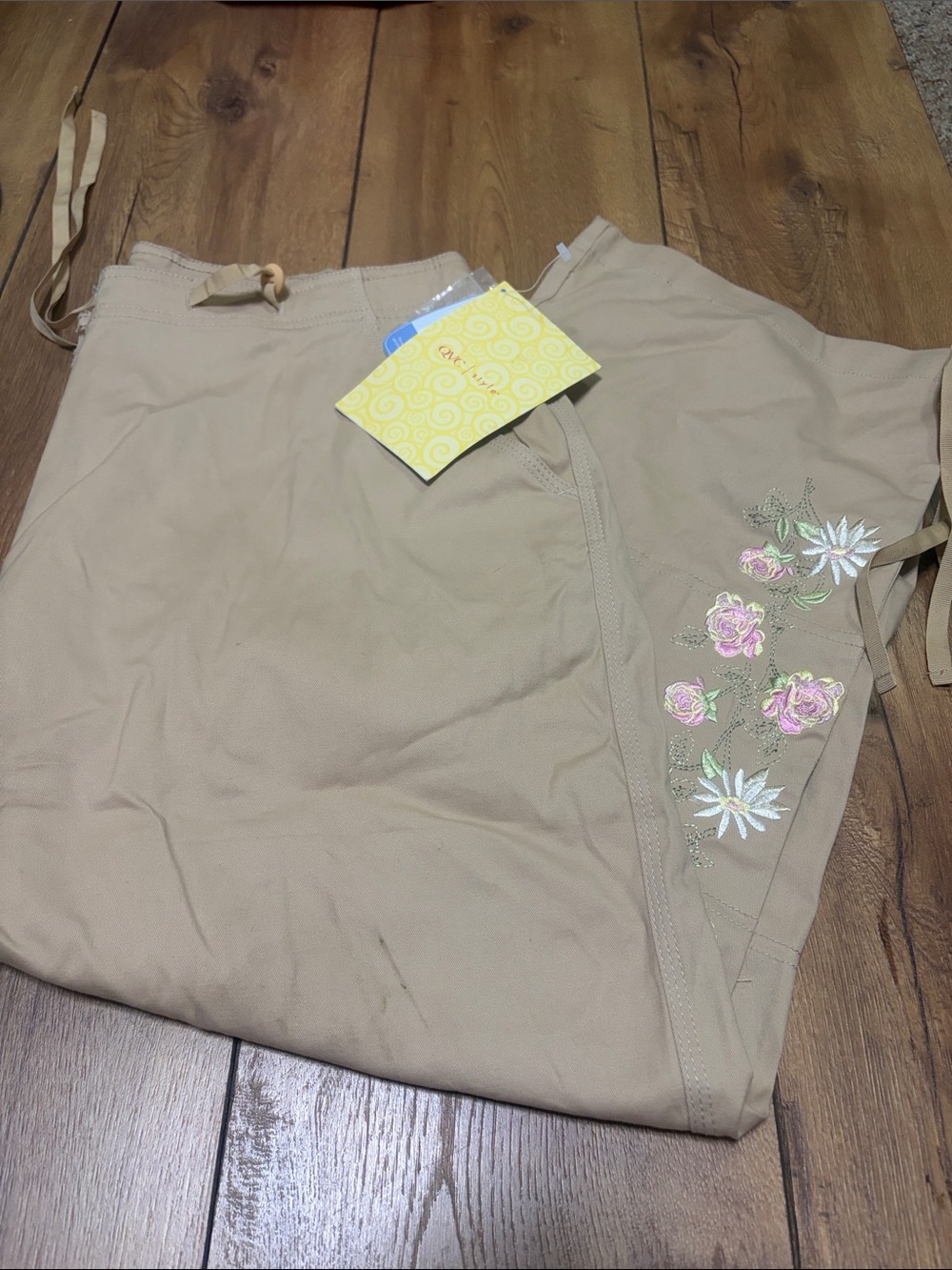 Denim&Co Beige Capris with Pink & White Floral Embroidery